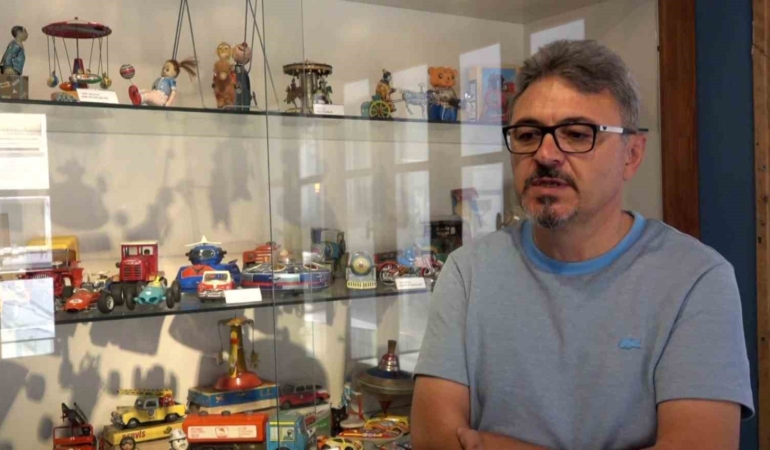 Doğduğu asırlık binayı oyuncak ve kumbara müzesi yaptı