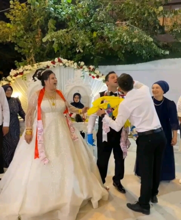 Düğünde takının bu kadarı pes dedirtti: Damada temizlik malzemesi takıldı