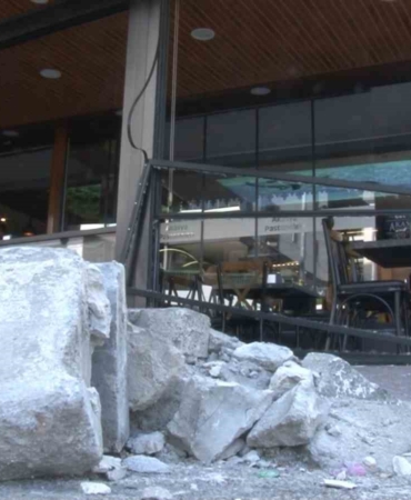 Dükkanına dalan otomobil sürücüsüyle kaza sonrası çay içerek sohbet etti