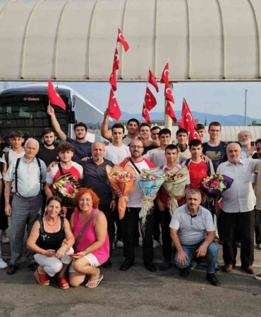 Dünyanın bileğini büken ikizler, memleketinde coşkuyla karşılandı