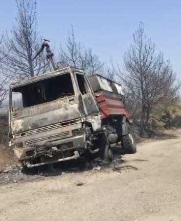 Eceabat’taki orman yangınında bir arazöz yandı