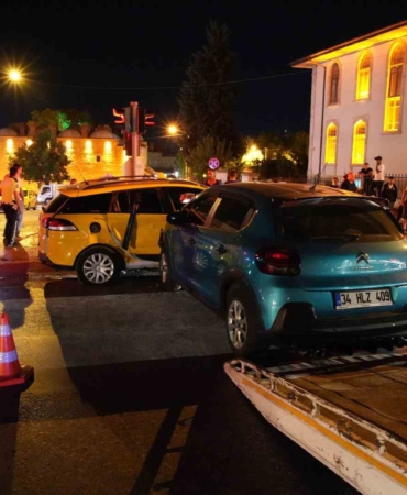 Edirne’de alkollü taksi sürücüsü ile otomobil çarpıştı: 1 yaralı