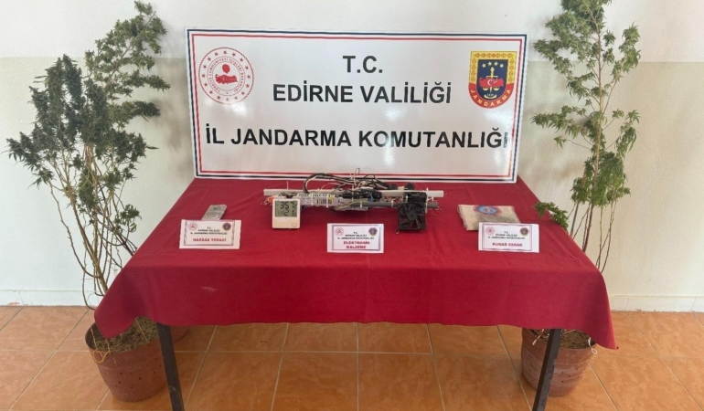 Edirne’de araçta ve evde yapılan aramada uyuşturucu çıktı
