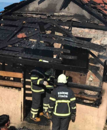 Edirne’de çıkan yangında evi küle dönen kadın gözyaşlarına boğuldu