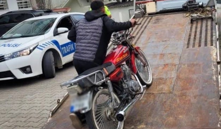 Ehliyetsiz motosiklet sürücüsüne 4 ayrı suçtan 26 bin 90 TL ceza uygulandı
