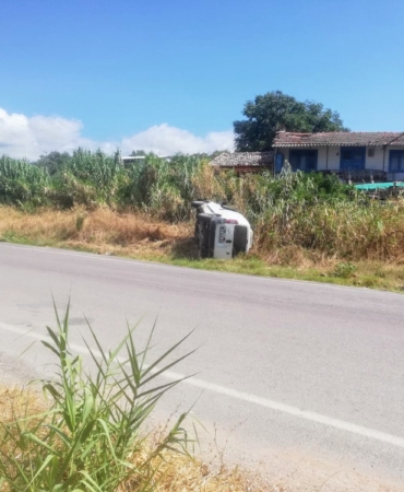 Erdek’te virajı alamayan ticari araç takla attı