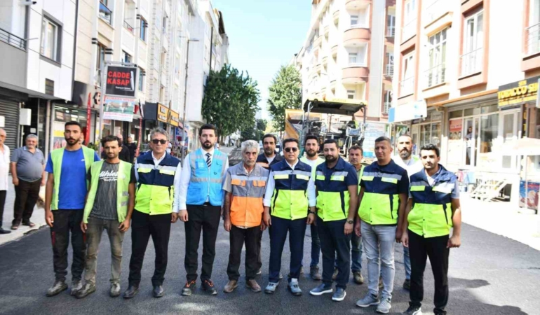 Esenyurt Belediye Başkanı Ahmet Özer, asfaltlama çalışmalarına katıldı
