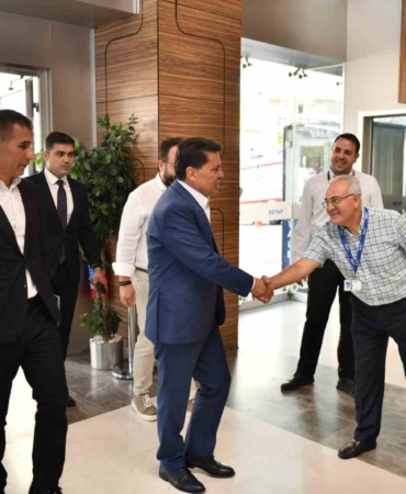 Esenyurt Belediye Başkanı şiddete uğrayan sağlık çalışanlarını evlerinde ve hastanede ziyaret etti