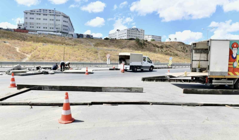 Esenyurt’ta 3 ana arteri birbirine bağlayan kavşakta çalışma