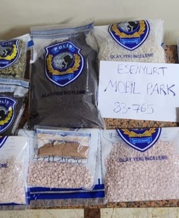 Esenyurt’ta baskın düzenlenen evden uyuşturucu fışkırdı