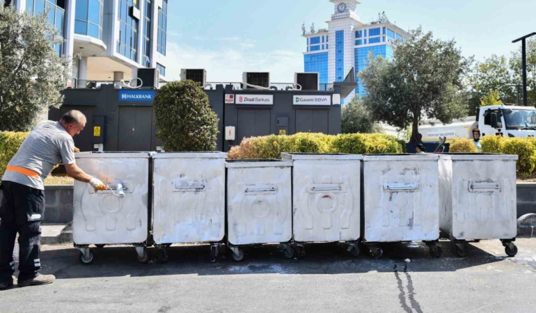 Esenyurt’ta çöp konteynerlerinin bakım ve onarımlarını yapıyor
