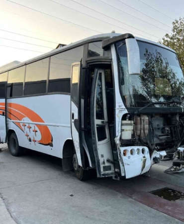 Esenyurt’ta freni patlayan servis minibüsü ortalığı birbirine kattı