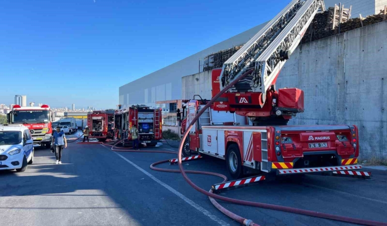Esenyurt’ta Migros’un lojistik deposunda çıkan yangın söndürüldü
