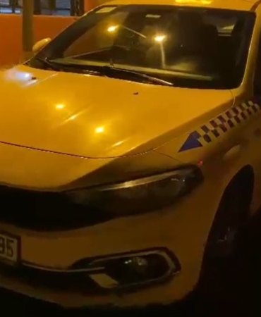 Esenyurt’ta ticari taksiyi kaldırımda sürdü: O anlar kamerada