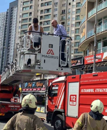 Esenyurt’ta yangında can pazarı: Camlarda kurtarılmayı beklediler