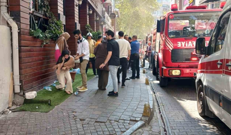 Fatih’te otel yangınında mahsur kalan 6 kişi kurtarıldı
