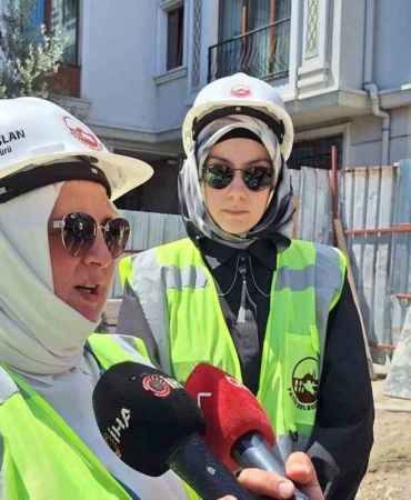 Fatih’teki tarihi Hacı Evliya Çeşmesi vinçlerle yeni yerine taşındı