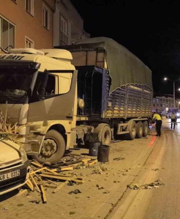 Freni boşalan tır dehşet saçtı