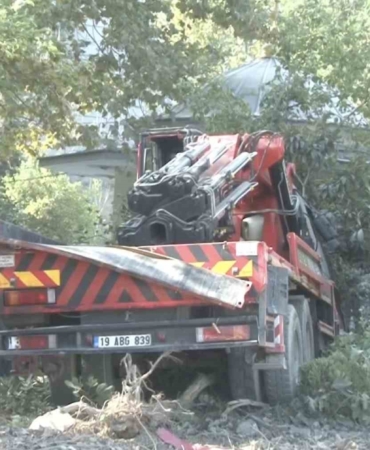 Freni boşalan vinç, otomobile çarpıp cami avlusuna uçtu: 1 yaralı