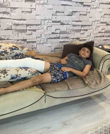 Futbolcu olma hayali kuran 10 yaşındaki çocuk köpeklerden kaçarken bacağını kırdı