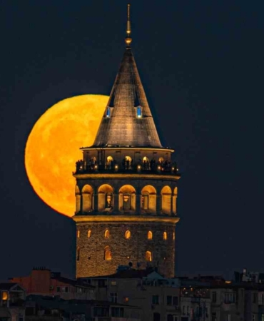 Galata Kulesiyle Dolunay kartpostallık görüntüler oluşturdu