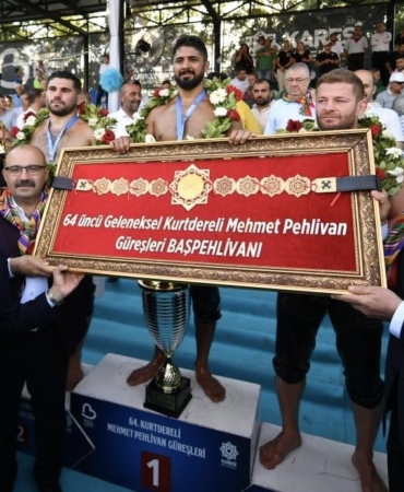 Geleneksel Kurtdereli Yağlı Güreşleri’nin başpehlivanı Enes Doğan oldu