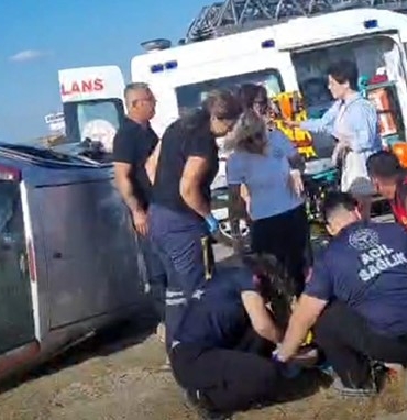 Gelibolu’da minibüs ile otomobil çarpıştı: 1’i ağır 7 yaralı