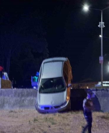 Gelibolu’da otomobil otopark duvarında asılı kaldı, sürücü 3,93 promil alkollü çıktı