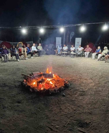 Gençler, kamp ateşinin başında buluştular