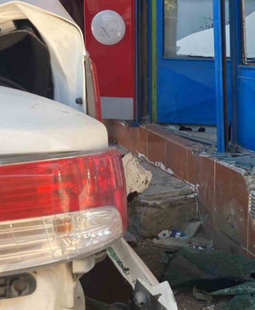 Geri manevra yapan otomobil kazaya sebep oldu