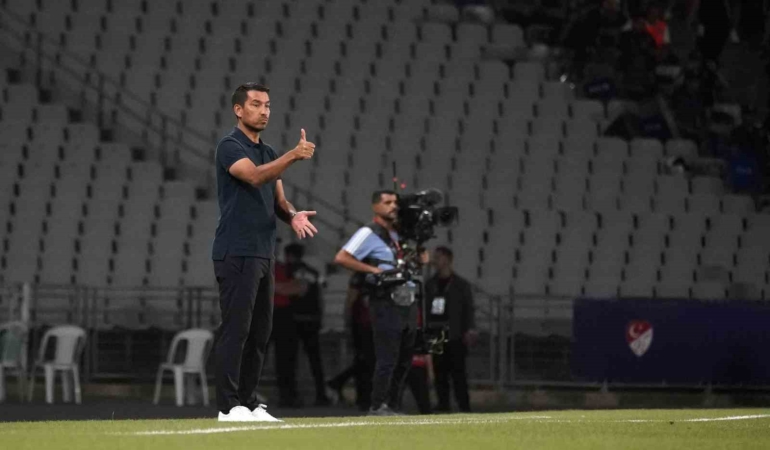 Giovanni van Bronckhorst, Beşiktaş kariyerine kupayla başladı