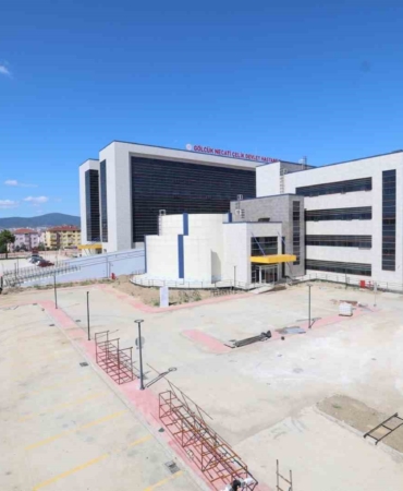 Gölcük Necati Çelik Devlet Hastanesi’nde çevre düzenlemesi yapılıyor