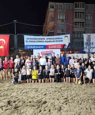 Gölcük’te plaj voleybolu çekişmeli anlara sahne oldu