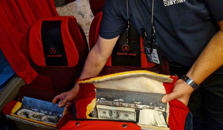 Gümrük görevlileri otobüsün koltuklarında 939 bin 800 dolar buldu