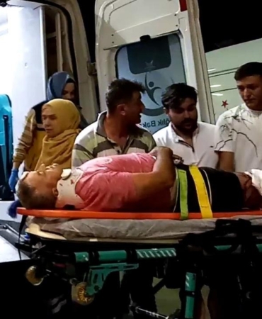 Hafif ticari araç ile motosiklet çarpıştı: 1’i ağır 2 yaralı