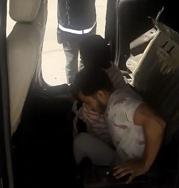Hafif ticari aracın arka koltuğunun altından 2 kaçak göçmen çıktı