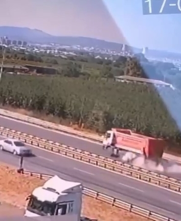 Hafriyat kamyonunun lastiği bomba gibi patladı, o anlar kamerada