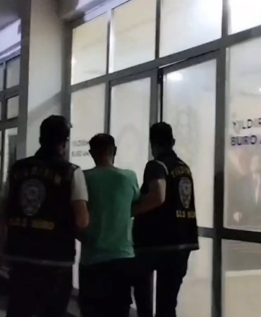 Hırsızlıktan 31 yılla aranan şahıs, evine kıyafet değiştirmeye gelince yakalandı