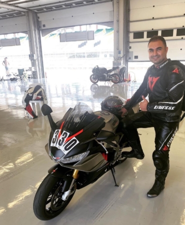 Hız tutkunu motosiklet sürücüsü bariyerlere çarparak hayatını kaybetti