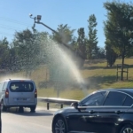 İBB’nin sulama sistemi bozuldu, sürücüler araçlarını E6 da yıkamaya başlayınca trafik kilitlendi