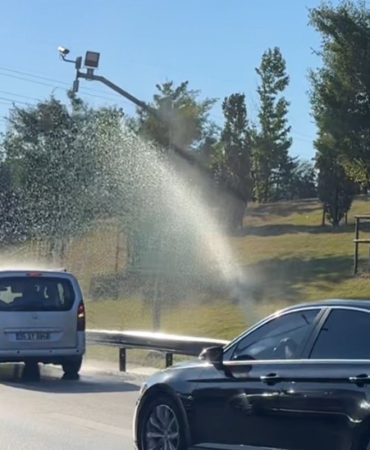 İBB’nin sulama sistemi bozuldu, sürücüler araçlarını E6 da yıkamaya başlayınca trafik kilitlendi