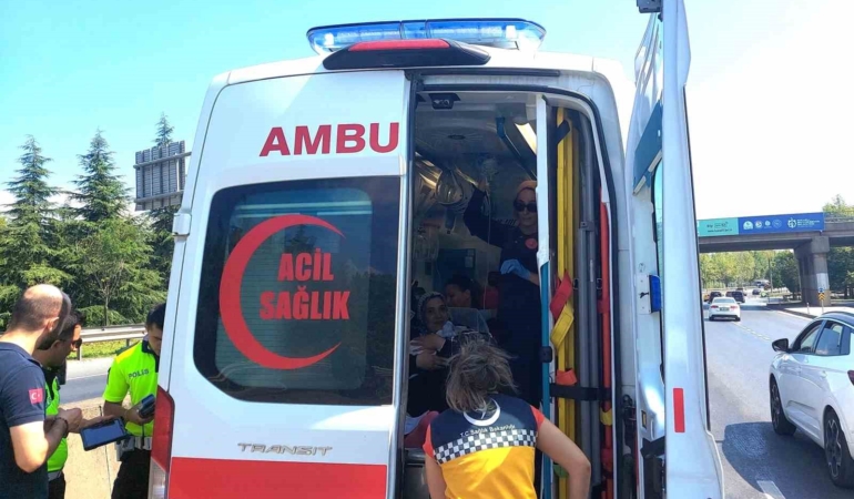 İçinde anne ve bebek olan yenidoğan ambulansı kazaya karıştı: 1 yaralı