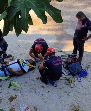 İncir toplarken ağaçtan düşerek, yaralandı