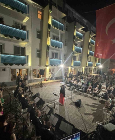 İnegöl Belediyesi Türk Müziği Korosu Oylat’ta konser verdi