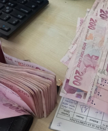 İşçi emeklisi bulduğu para dolu çantayı sahibine teslim etti