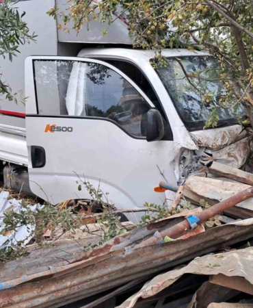 Islak yolda kayan kamyonet bahçe duvarına çarptı