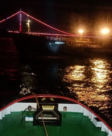 İstanbul Boğazı gemi trafiği, SREDINA isimli tankerin makine arızası yapması nedeniyle çift yönlü ve geçici olarak askıya alındı.