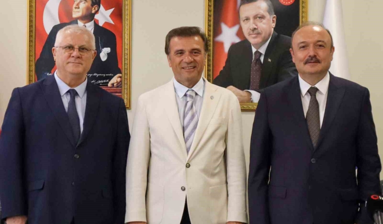 İstanbul Esenyurt Üniversitesi’nde devir teslim töreni yapıldı