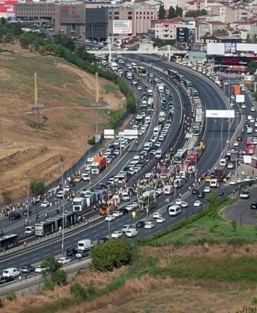 İstanbul’da iki metrobüs yol bakım çalışması nedeniyle çarpıştı