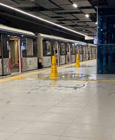 İstanbul’da metronun tavanından sular aktı